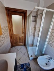 een badkamer met een douche, een wastafel en een toilet bij Appartamento a Bardonecchia in Bardonecchia
