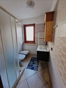 een badkamer met een toilet, een wastafel en een douche bij Appartamento a Bardonecchia in Bardonecchia