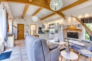 een woonkamer met een bank en een tafel bij Les Bois flottés in Poussan +17 foto's