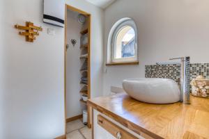 La salle de bains est pourvue d'un lavabo au-dessus d'un comptoir en bois. dans l'établissement Les bois flottés, à Poussan