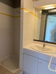 Salle de bains dans l'établissement Brise de mer sur la naturelle, Studio à Wimereux , parking