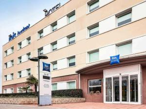 een hotelgebouw met een bord ervoor bij Ibis Budget Barcelona Sant Andreu De La Barca in Sant Andreu de la Barca