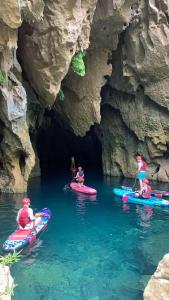 - un groupe de personnes en canoë-kayak dans une grotte dans l'établissement Happy field homestay, à Phong Nha