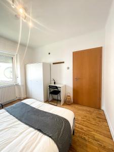 um quarto com uma cama grande e uma secretária em Berchem - Guest House em Bonnevoie