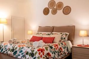 une chambre avec un lit avec des serviettes dessus dans l'établissement La Casa Bianca, à Ostuni