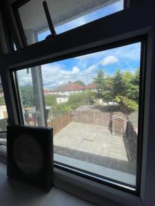 okno z widokiem na patio w obiekcie Cozy Home w mieście Twickenham