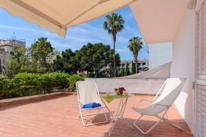 2 Stühle und ein Tisch auf der Terrasse in der Unterkunft RVHotels Avenida in Tossa de Mar