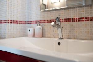 - un lavabo avec robinet et 2 toilettes dans l'établissement La Casa Bianca, à Ostuni