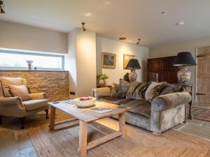 Posezení v ubytování The Barns at Holy Well