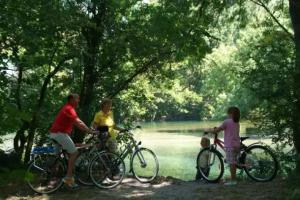 a group of people standing next to their bikes by a river at Mobilhome 3 étoiles - eec0cf in L'Isle-sur-la-Sorgue