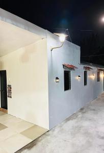una pared blanca con luces en el lateral de un edificio en Transient House Camarines Sur Pili, en Pili