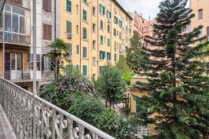 un balcón con un árbol y edificios de Navidad en Otium Maecenatis Apartments, en Roma