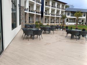Shervani Pebbles & Pines Resort & Spa, Corbett的阳台或露台