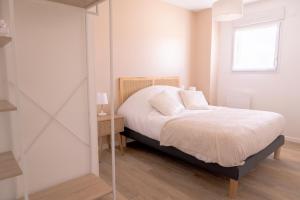 Un pat sau paturi într-o cameră la La Vie En Gîte (Le Scandinave)