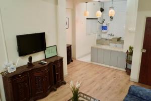 Μια τηλεόραση ή/και κέντρο ψυχαγωγίας στο Rio : Cozy 1Bhk in Koregaon Park. WiFi AC King Bed