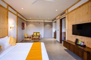 Shervani Pebbles & Pines Resort & Spa, Corbett的电视和/或娱乐中心