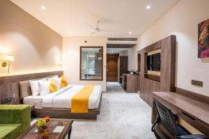 Shervani Pebbles & Pines Resort & Spa, Corbett的电视和/或娱乐中心