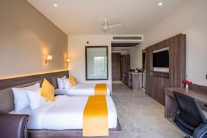 Shervani Pebbles & Pines Resort & Spa, Corbett的电视和/或娱乐中心