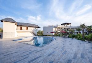 兰纳加Shervani Pebbles & Pines Resort & Spa, Corbett的建筑物前的一个大型游泳池