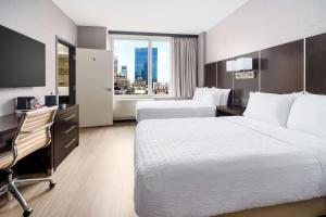 Postel nebo postele na pokoji v ubytování Hampton Inn Times Square Central + 26 fotografií