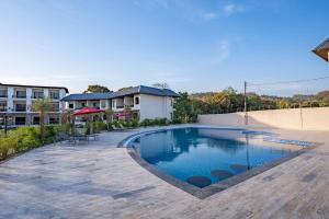 Shervani Pebbles & Pines Resort & Spa, Corbett内部或周边的泳池