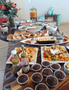 Pretoria的住宿－Tonder High Performance Center，一张桌子上有很多种不同的食物