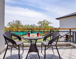 Shervani Pebbles & Pines Resort & Spa, Corbett的阳台或露台