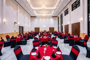兰纳加Shervani Pebbles & Pines Resort & Spa, Corbett的摆放着红色桌椅的大型宴会厅 更多37张照片