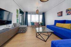 Televisyen dan/atau pusat hiburan di Super Cosy House next to The Golf