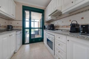 Dapur atau dapur kecil di Super Cosy House next to The Golf +64 gambar