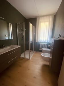 ein Bad mit einer Dusche, einem WC und einem Waschbecken in der Unterkunft Countryhouse Verso in Rovereto