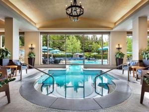 una piscina nel mezzo di una hall dell'hotel di Fairmont Chateau Whistler a Whistler