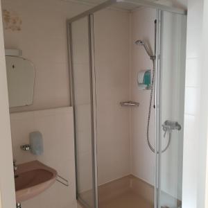 Koupelna v ubytování Gasthof zur Burgruine + 37 fotografií