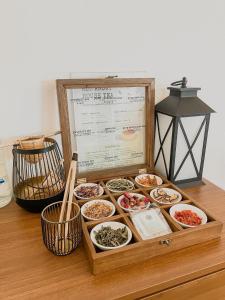 uma caixa de madeira cheia de diferentes tipos de alimentos em The Folkster House Chiangkhan em Chiang Khan