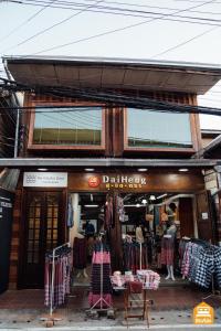 uma loja em frente a uma loja de roupas com roupas em exposição em The Folkster House Chiangkhan em Chiang Khan