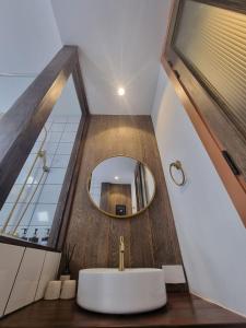 uma casa de banho com um lavatório e um espelho em The Folkster House Chiangkhan em Chiang Khan