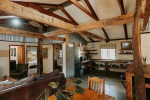 ein Wohnzimmer mit Sofa und Tisch in der Unterkunft Mont Rouge Cottage in Tulbagh