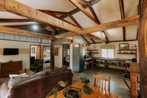 ein Wohnzimmer mit Sofa und Tisch in der Unterkunft Mont Rouge Cottage in Tulbagh