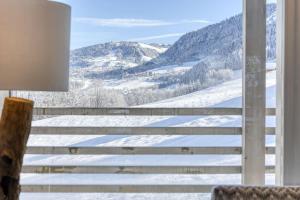a window with a view of a snowy mountain at Chalet Farniente in Praz-sur-Arly