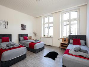two beds in a room with two windows at SR24 - Stillvolles gemütliches Apartment 5 in Recklinghausen in Recklinghausen