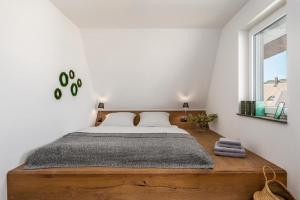 Un dormitorio con una cama grande y una ventana en Kleine Binsenjungfer - Ferienhaus mit Sauna und Kamin für 6 Personen, en Pepelow