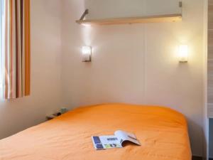 Postel nebo postele na pokoji v ubytování Mobilhome 4 étoiles - Parc aquatique - eecgcg