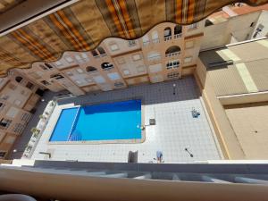 einen Blick über einen Pool in einem Gebäude in der Unterkunft Apartment Torrevieja in Torrevieja
