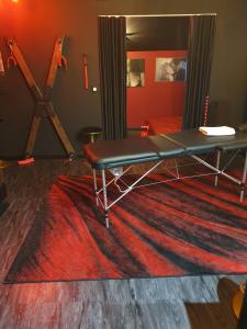 um quarto com uma mesa e um tapete vermelho em Studio hot 