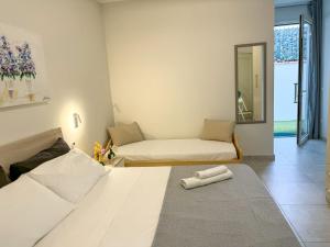 Sala de estar con 2 camas y espejo en Vicoletto Fiorito, en Porto Empedocle