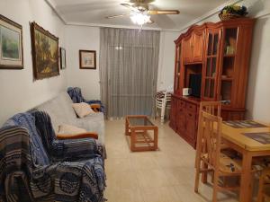 ein Wohnzimmer mit einem Sofa und einem Tisch in der Unterkunft Apartment Torrevieja in Torrevieja
