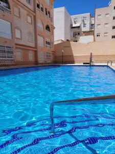 einem großen Pool vor einem Gebäude in der Unterkunft Apartment Torrevieja in Torrevieja