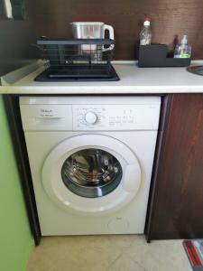 una lavatrice sotto un bancone in cucina di Tindaya Apartments ad Aheloy