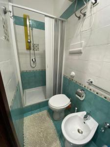 e bagno con servizi igienici, doccia e lavandino. di I Giardini di Villa Giulia a Palermo