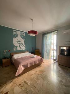 una camera con un letto e una parete con un quadro di I Giardini di Villa Giulia a Palermo